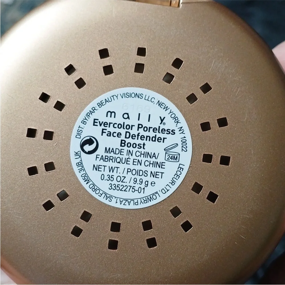 Mally poreless face defender Compact